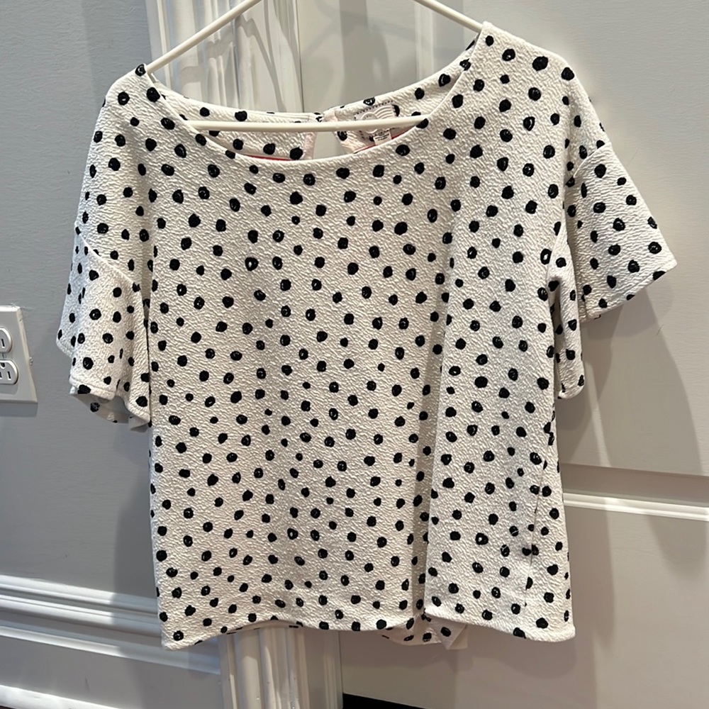 Black and white ruffle sleeve tee